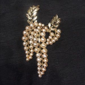 Lot of 5 Vintage gold tone costume brooches